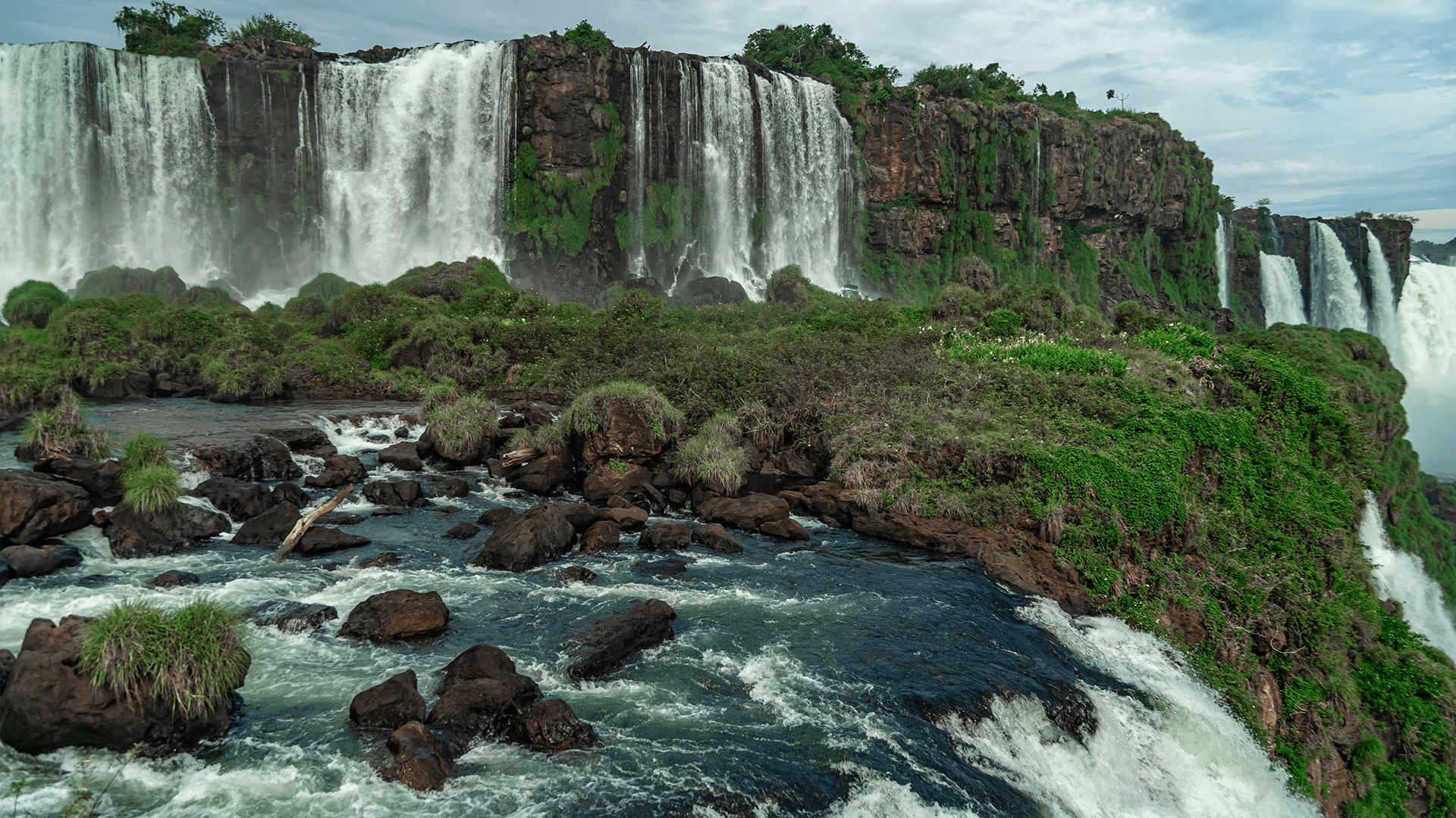 iguazu-falls-on-the-border-of-brazil-and-argentina-2022-12-06-05-12-32-utc (1)